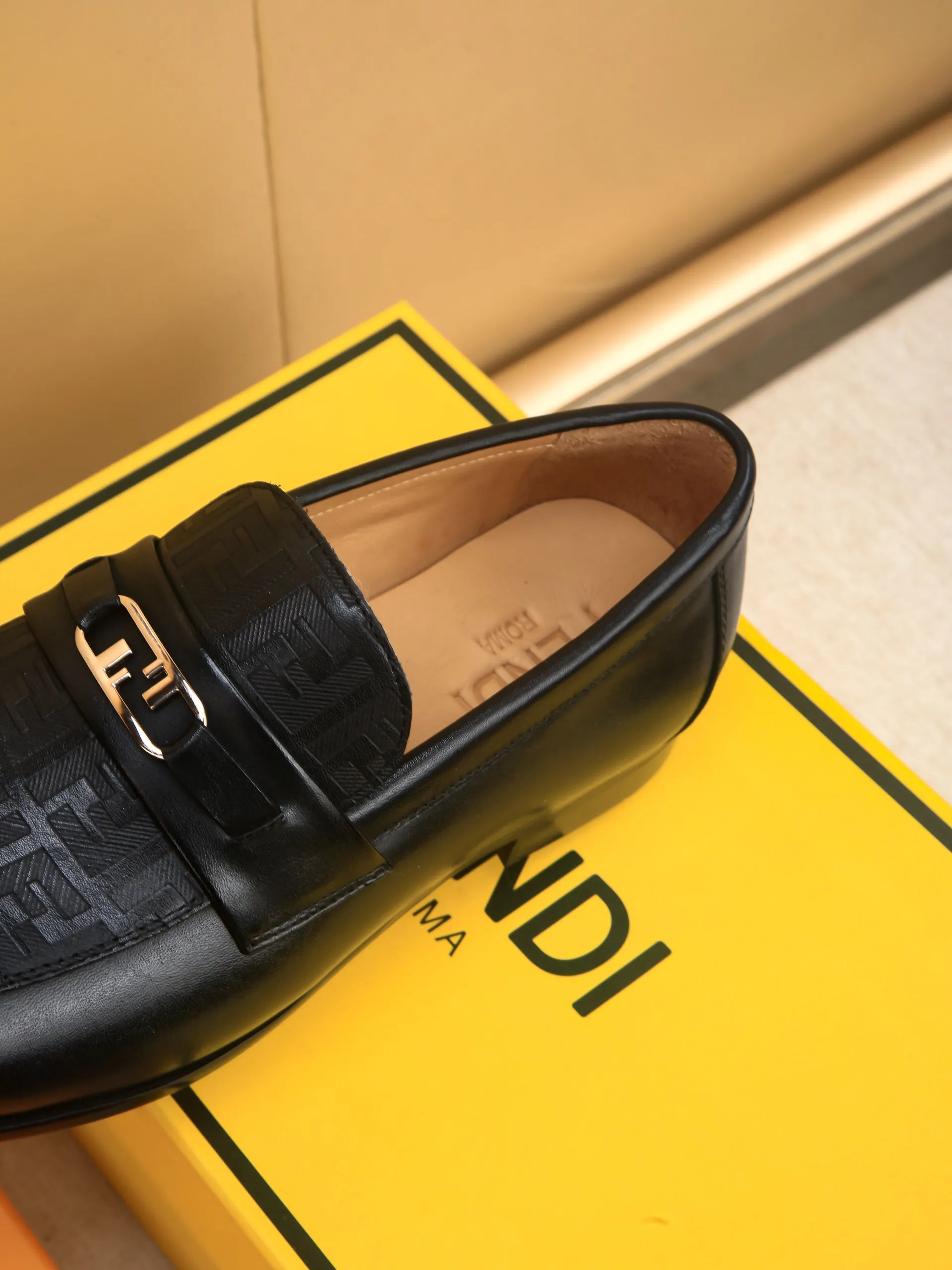 Men's shoes💰460 🕷🕷【FENDI】The latest men's formal leather shoes🇨🇳Classic series not to be missed💯The first layer is made of imported first-layer cowhide☘Original quality, the leather is smooth and delicate🎋Awesome version, perfect streamlined outline🍇🐮Leather lining, code number 39-44...(customized at 38.45.46.47)